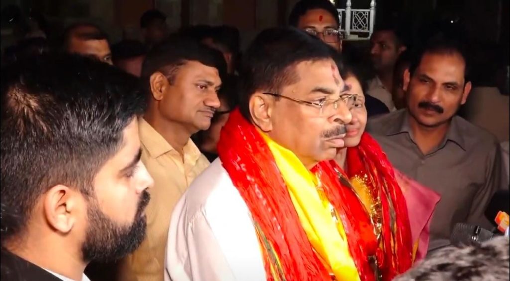 Governor-designate Hari Babu Kambhampati offers prayers at Srimandir