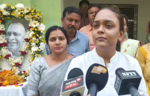 Deepali Das seeks CBI probe in Naba Das Murder case