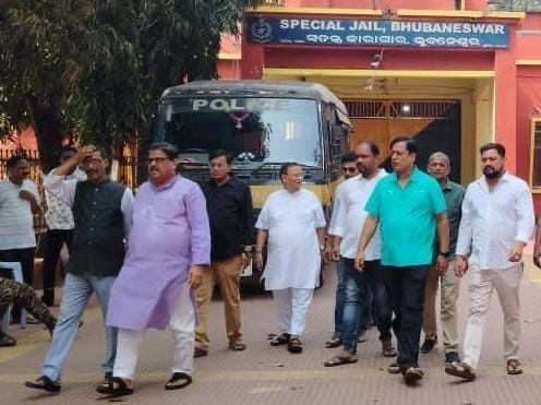 Congress leaders meet student leaders at Special Jail in Jharpada