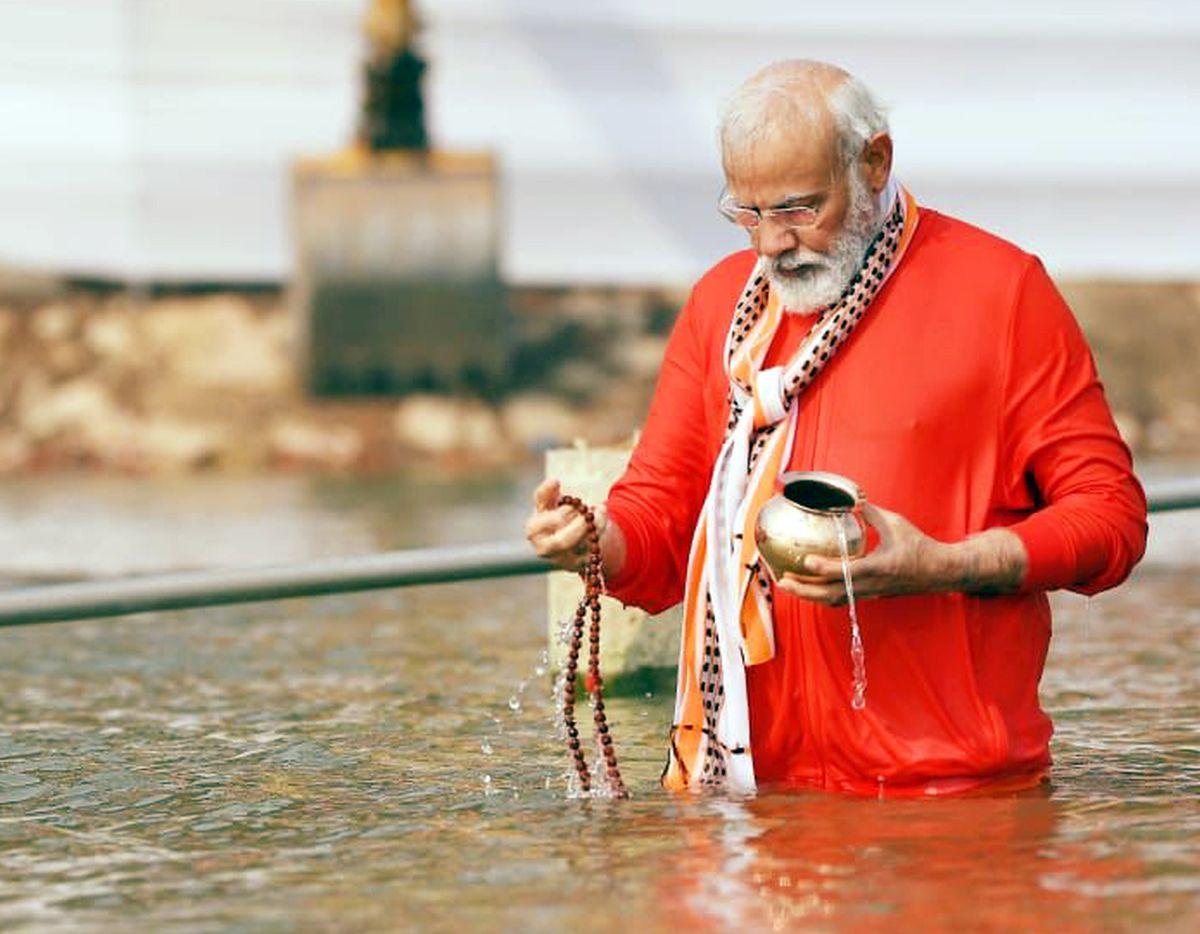 pm-modi-to-take-holy-dip-at-triveni-sangam in maha kumbh