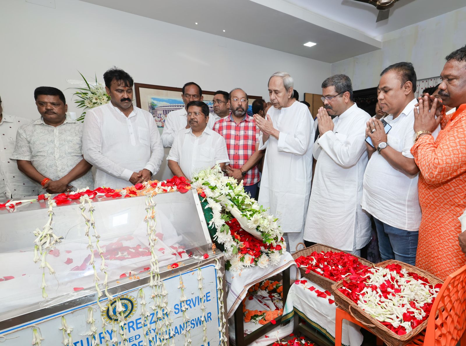 Naveen Patnaik pays last respects to Devendra Pradhan