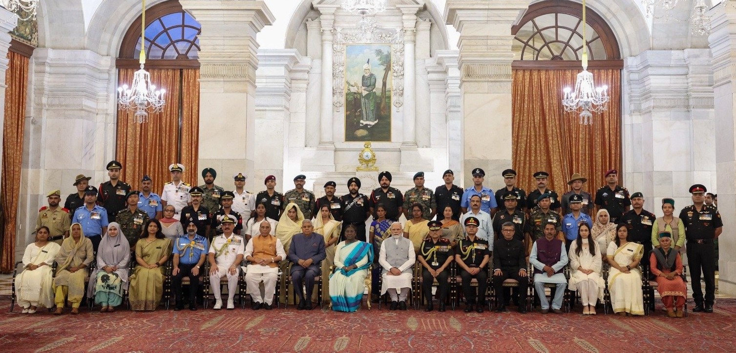President Murmu presents Gallantry Awards