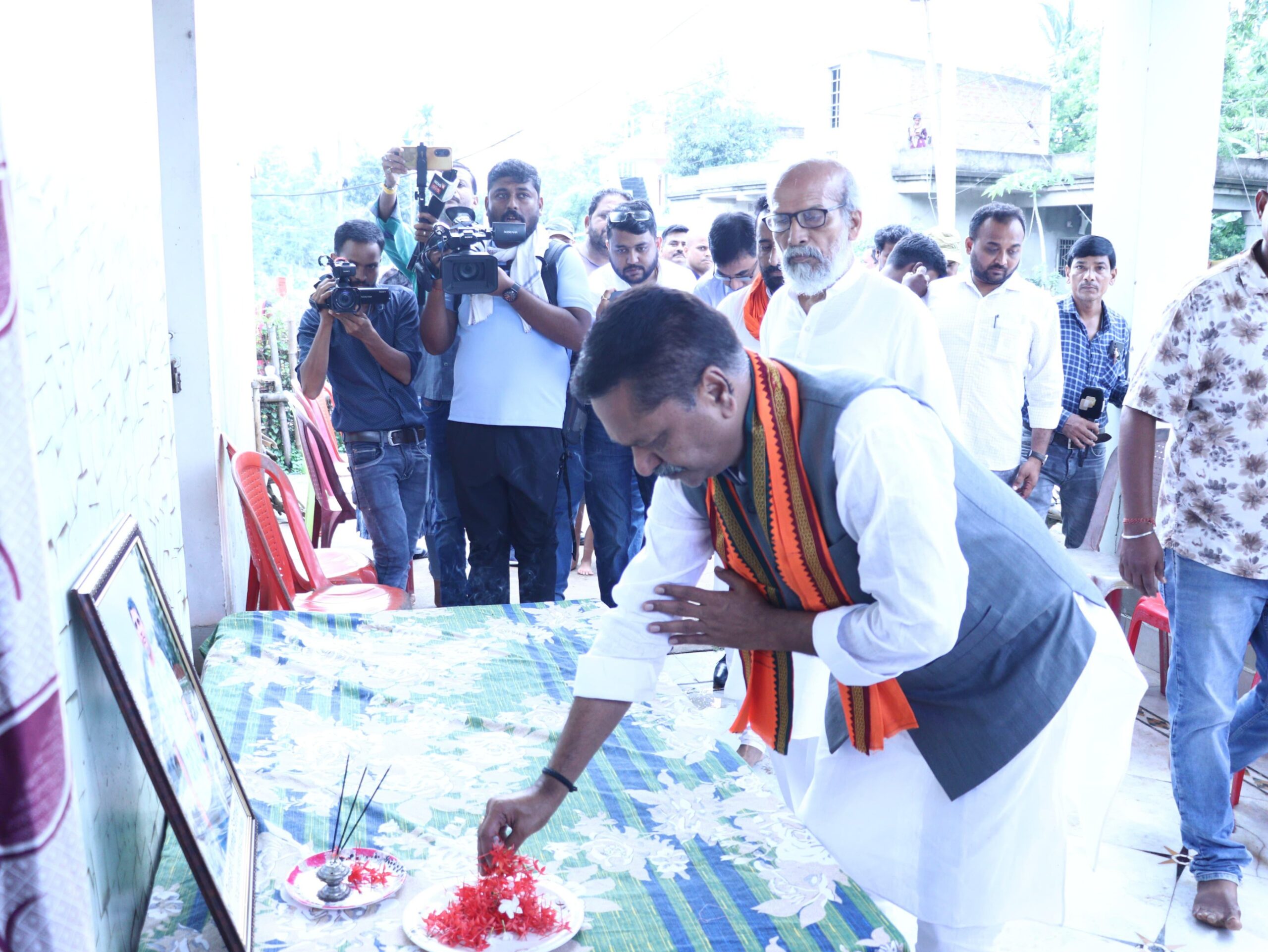 Ashok Singhal provides 5 lakh assistance to Prashant's family