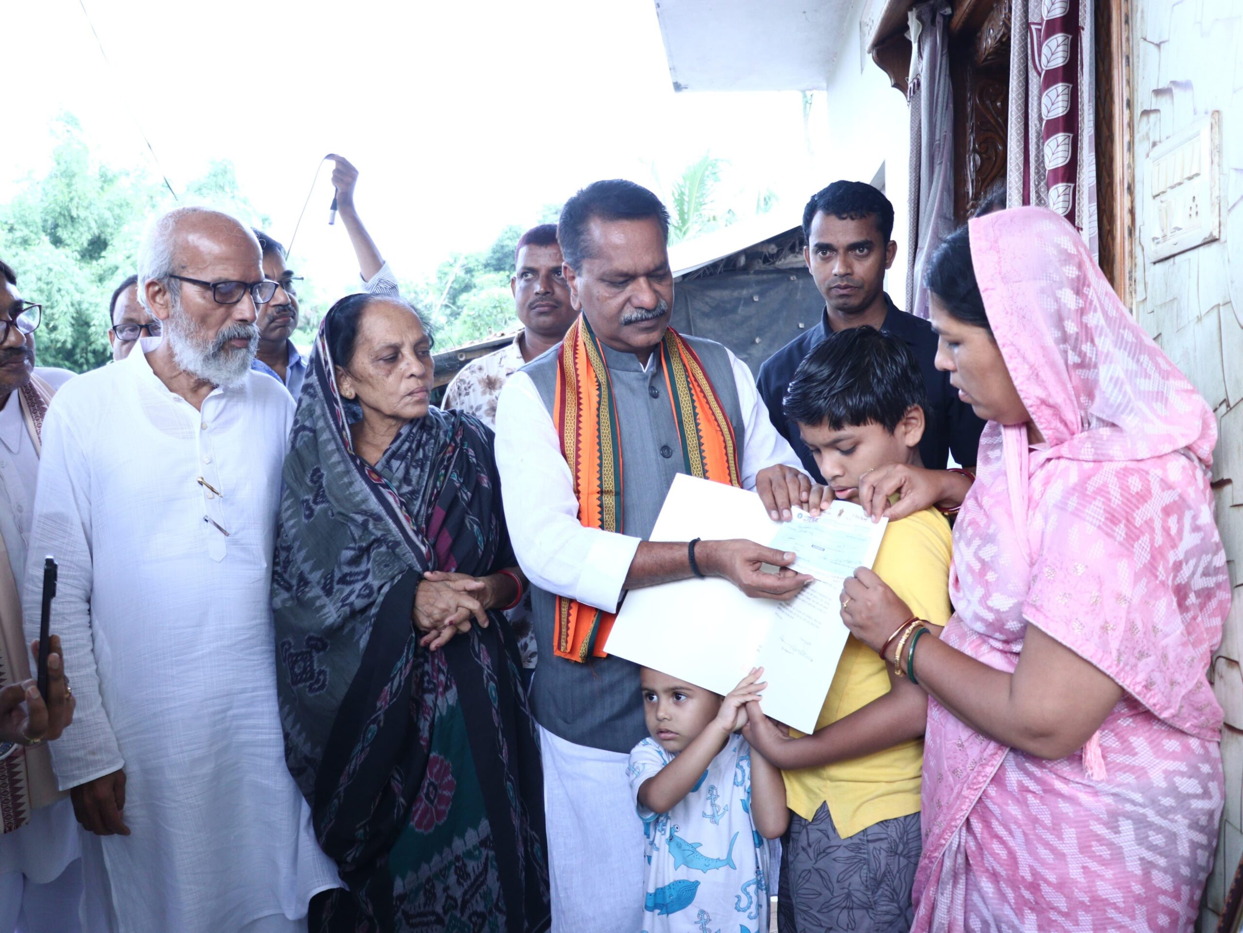 Ashok Singhal provides 5 lakh assistance to Prashant's family