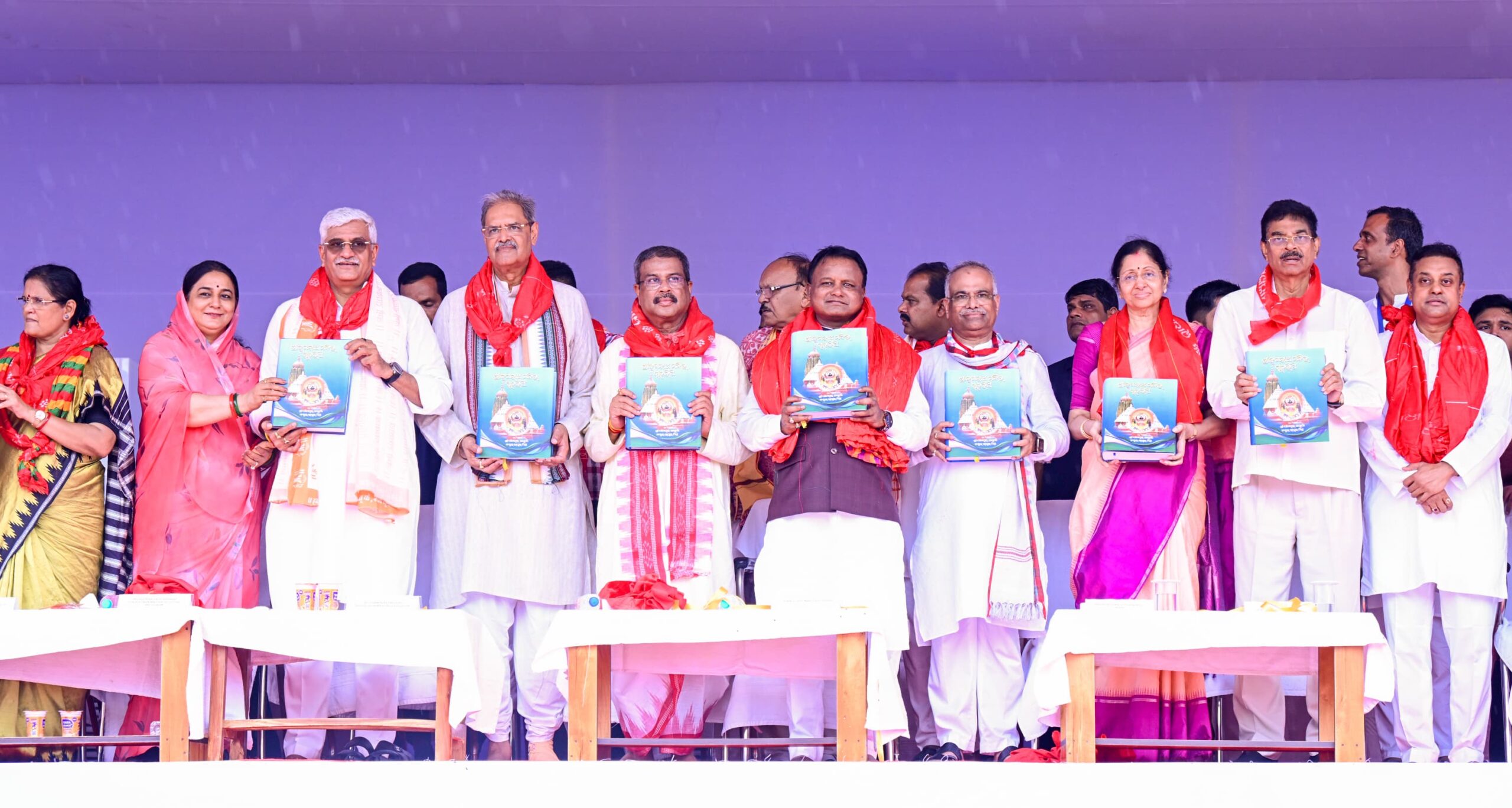 mohan majhi, Dharmedra pradhan join devotees to witness Ratha Jatra