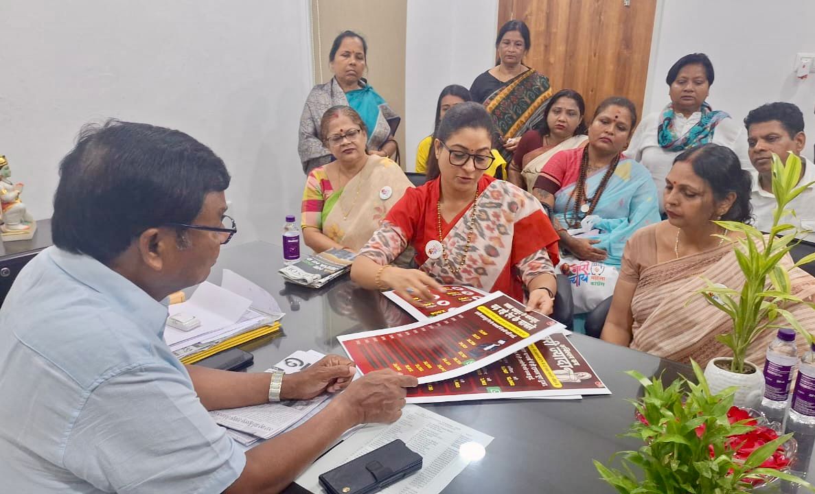 rahul-gandhi-talks-to-soumyashrees-father-alka-lamba-in-odisha