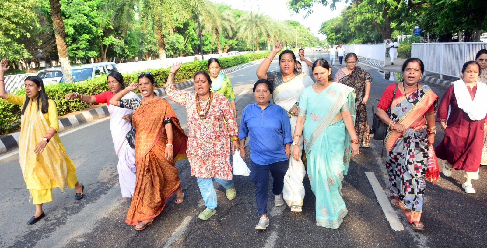 mahila-congress-gheraoes-deputy-cm's residence/