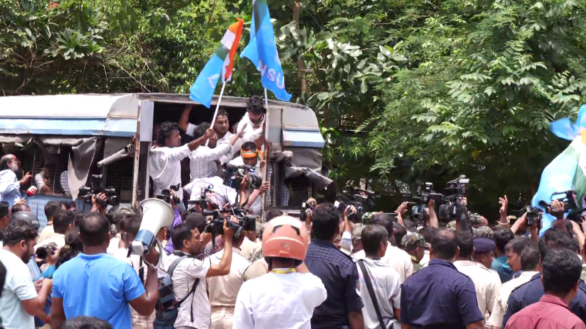 congress-roars-in-the-capital