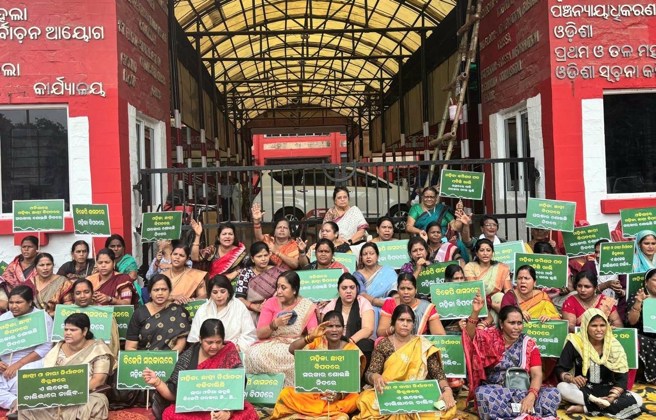 bjd holds peaceful protest Infront of State Commission for Women