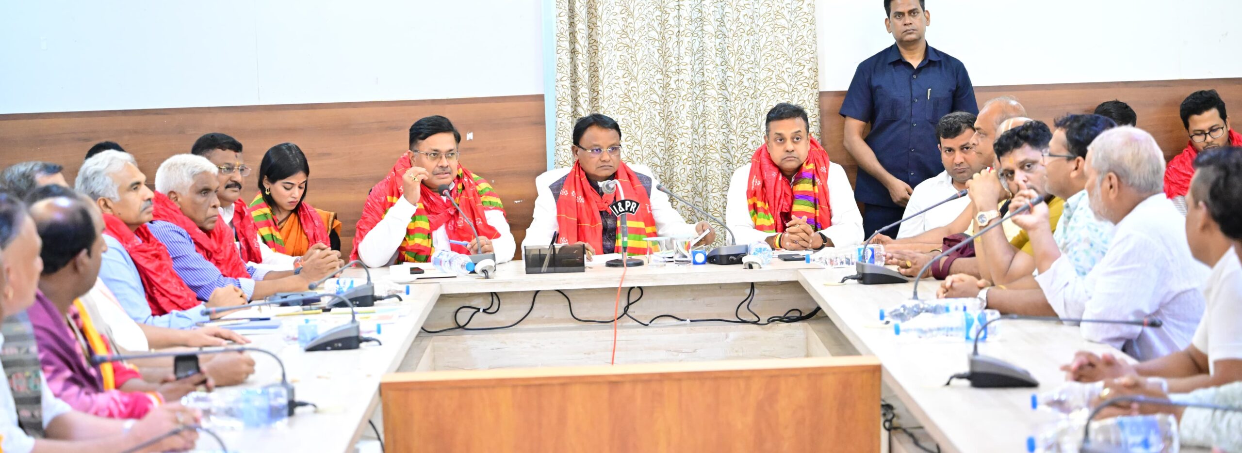 Odisha CM reviews Ratha Jatra 2025 plans with temple servitors