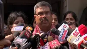 ବାଲେଶ୍ଵର ଛାତ୍ରୀଙ୍କ ଘଟଣା: ଏମ୍ସରେ ପୀଡ଼ିତାଙ୍କ ସ୍ୱାସ୍ଥ୍ୟ ଅବସ୍ଥା ବୁଝିଲେ କେନ୍ଦ୍ର ଶିକ୍ଷାମନ୍ତ୍ରୀ ଧର୍ମେନ୍ଦ୍ର ପ୍ରଧାନ