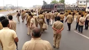 ଡ୍ରାଇଭରଙ୍କୁ ପିଟିଲେ ଆନ୍ଦୋଳନରତ ଡ୍ରାଇଭର