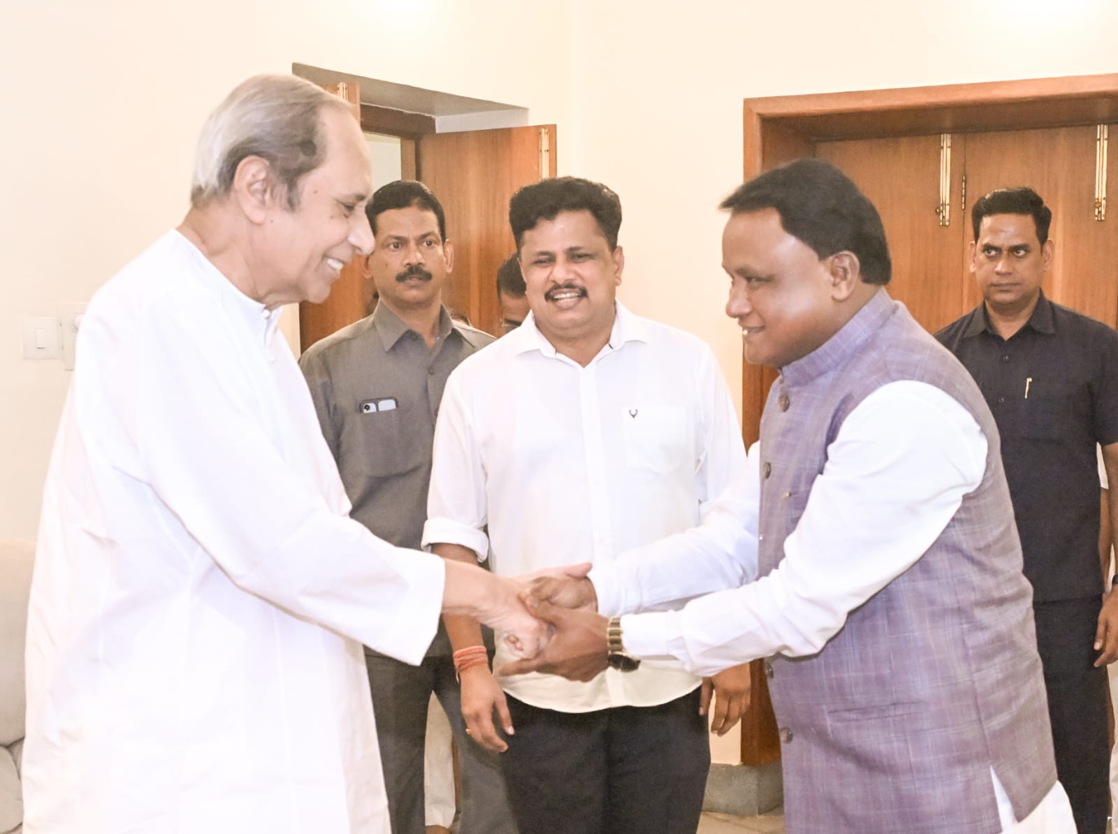 Mohan Majhi meets Naveen at Naveen Niwas
