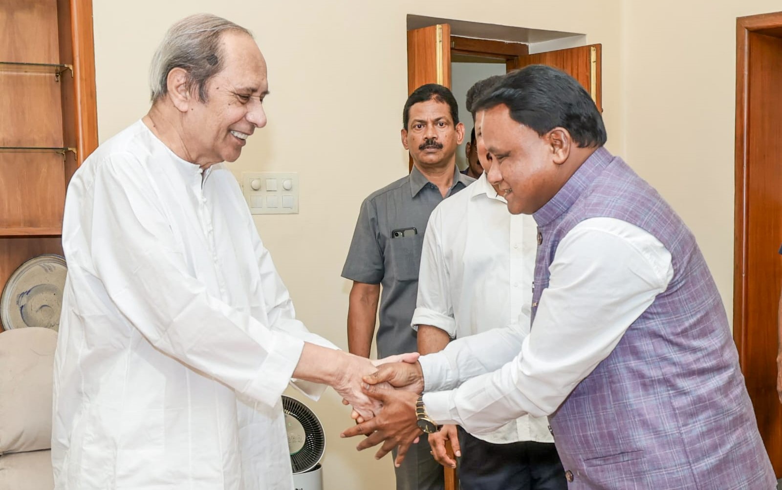 Mohan Majhi meets Naveen at Naveen Niwas