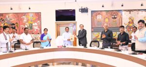 ମୁଖ୍ୟମନ୍ତ୍ରୀଙ୍କୁ ଅନ୍ତରୀଣ ରିପୋର୍ଟ ପ୍ରଦାନ କଲେ ଷଷ୍ଠ ରାଜ୍ୟ ଅର୍ଥ କମିଶନ