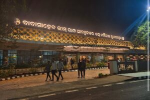 ନିଶା ବେପାରୀଙ୍କ ଭୂସ୍ବର୍ଗ ବରମୁଣ୍ଡା ବସ୍‌ଷ୍ଟାଣ୍ଡ; ଫାଣ୍ଡି ପାଖରେ ବିକ୍ରି ହେଉଛି ମଦ, ଧଳାଜହର ଓ ଗଞ୍ଜେଇ