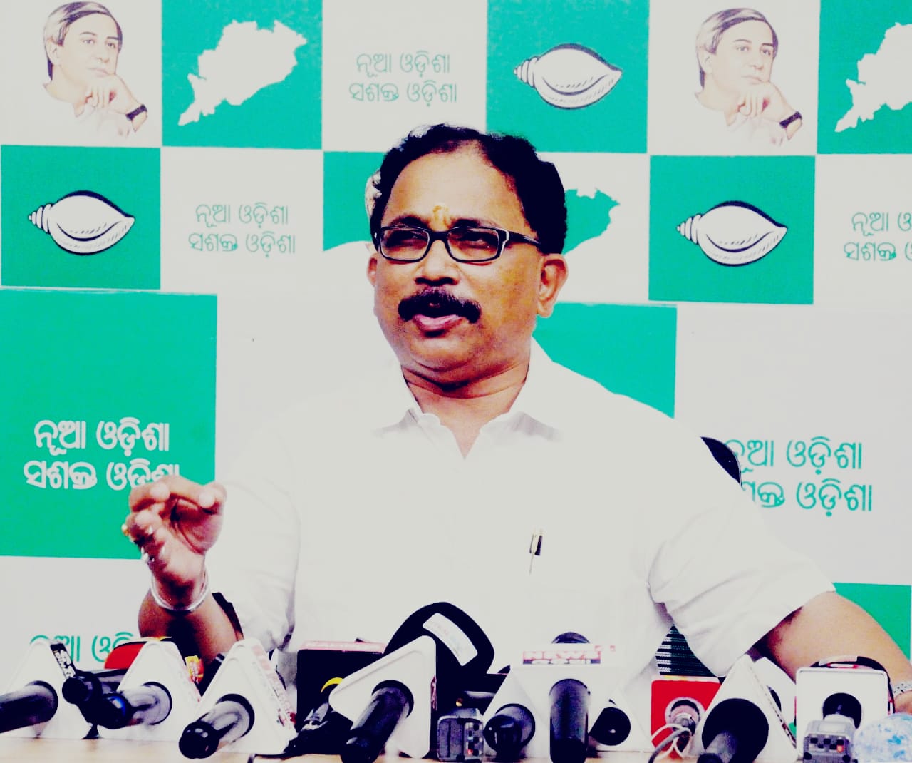 BJD slams Odisha Govt for changing of colours
