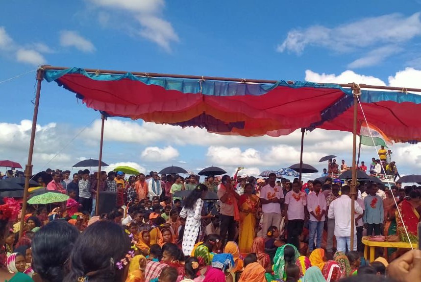 youtubers-and-tribal-villagers-united-to-stop-mining-in-balada-nageswari-hill