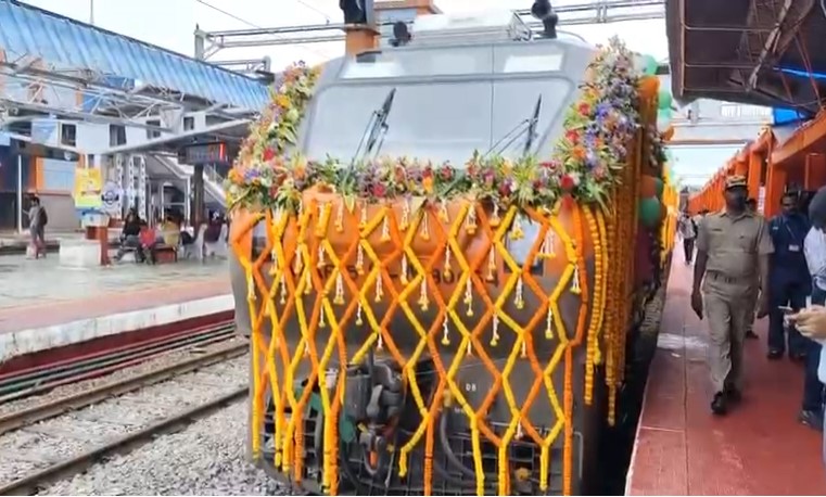 pm-modi-flags-off-berhampur-surat-amrit-bharat-express
