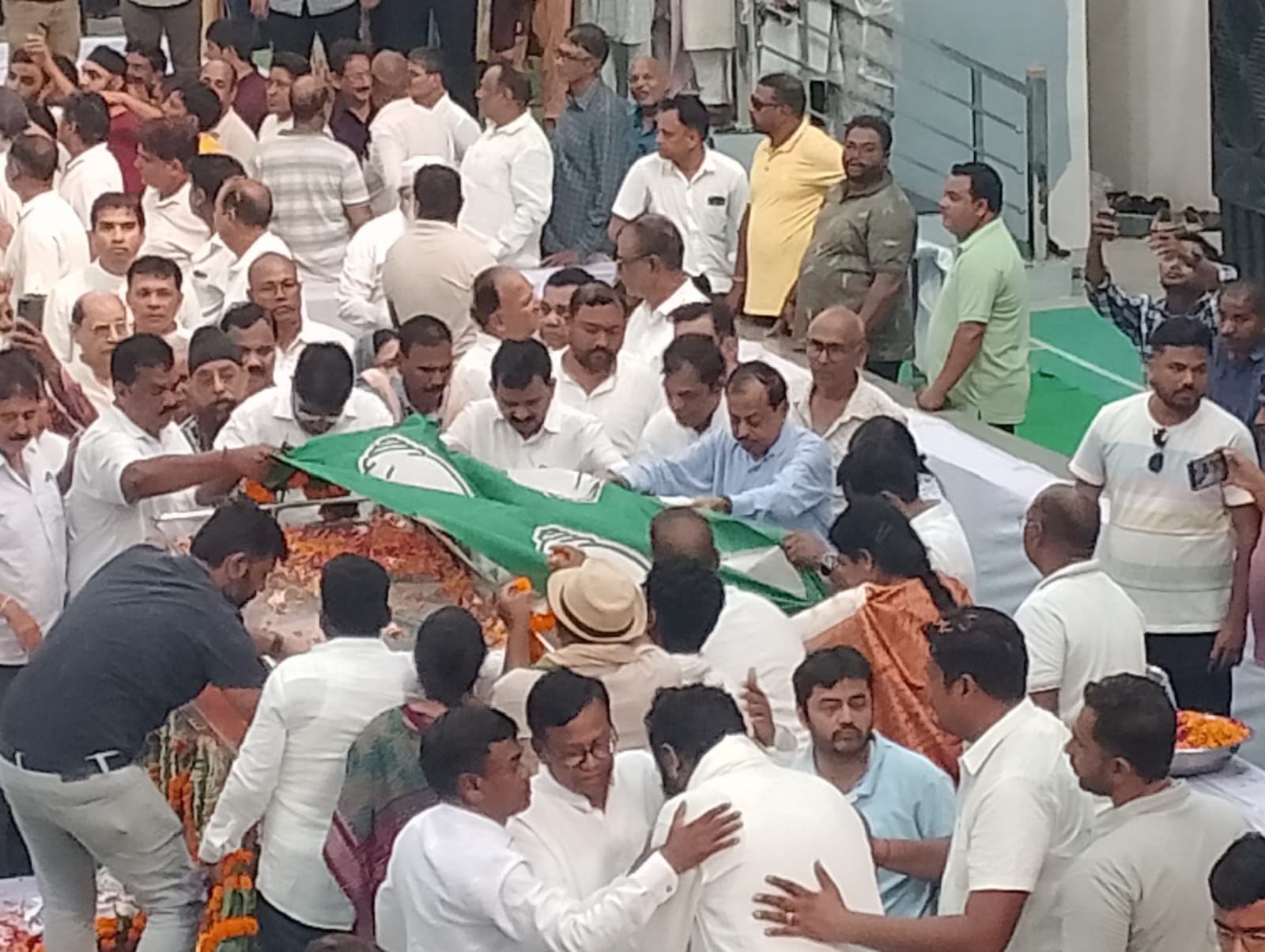 Rajendra Dholakia's mortal remains consigned to flames