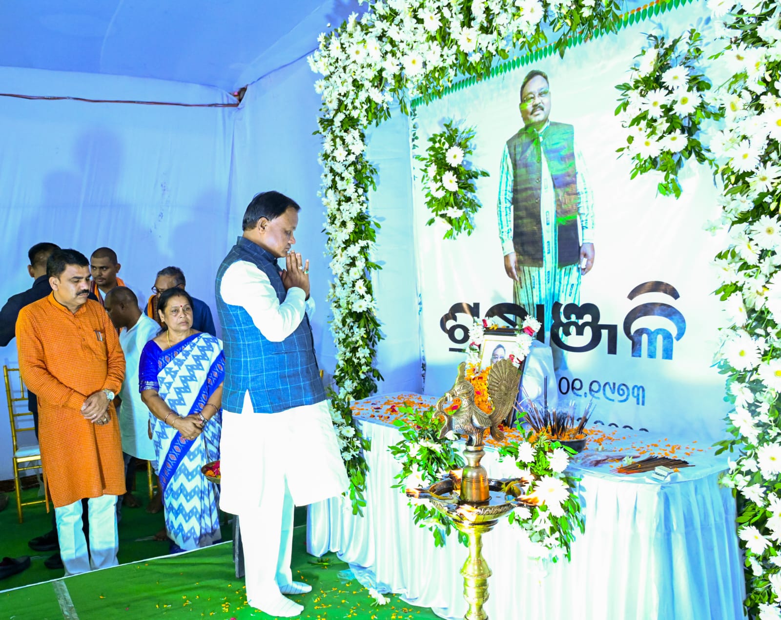 odisha-cm-pays-tribute-to-former-baliguda-mla-karendra-majhi