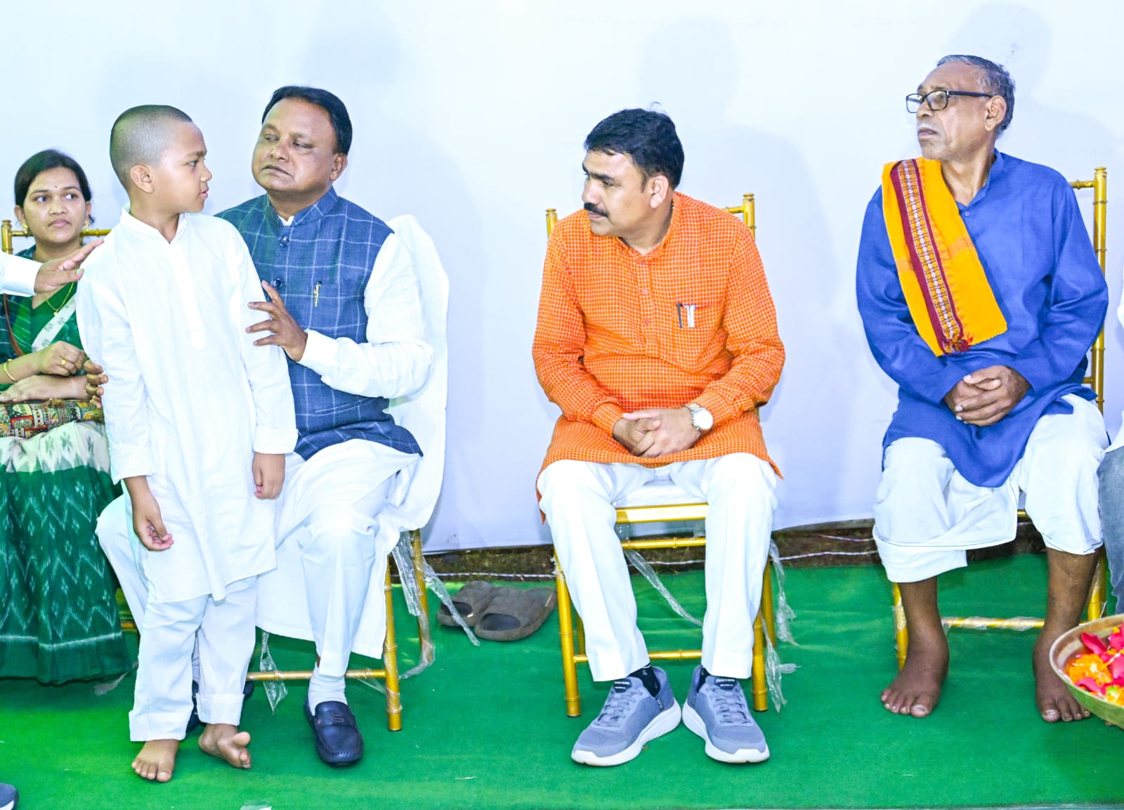odisha-cm-pays-tribute-to-former-baliguda-mla-karendra-majhi