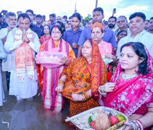Chhath Puja: ପତ୍ନୀଙ୍କ ସହିତ ପବିତ୍ର ‘ଛଟ୍ ପୂଜା’ରେ ଯୋଗ ଦେଲେ ମୁଖ୍ୟମନ୍ତ୍ରୀ ମୋହନ ମାଝୀ