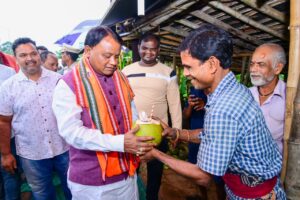 ପୁରୀ ଯିବା ରାସ୍ତାରେ ସତ୍ୟବାଦୀ ନିକଟରେ ପଇଡ ପିଇ ବିକ୍ରେତାଙ୍କ ସହ ସୁଖଦୁଃଖ ହେଲେ ମୁଖ୍ୟମନ୍ତ୍ରୀ