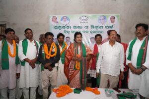 Nuapada By-Election: ନୂଆପଡ଼ାରେ ଆଦିବାସୀ ସମାଜର ସମ୍ମିଳନୀରେ ବିଜେଡି ପ୍ରାର୍ଥୀ ସ୍ନେହାଙ୍ଗିନୀଙ୍କୁ ସମର୍ଥନ
