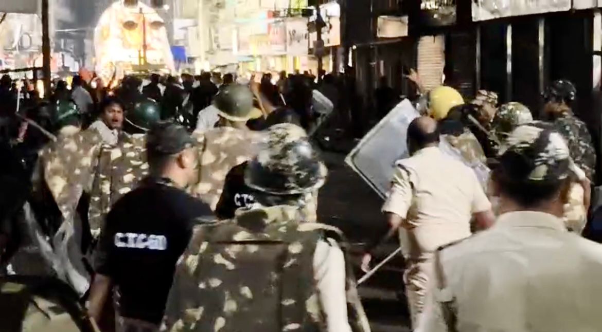 Group clash erupts during idol immersion In Cuttack, 6 including DCP injured,