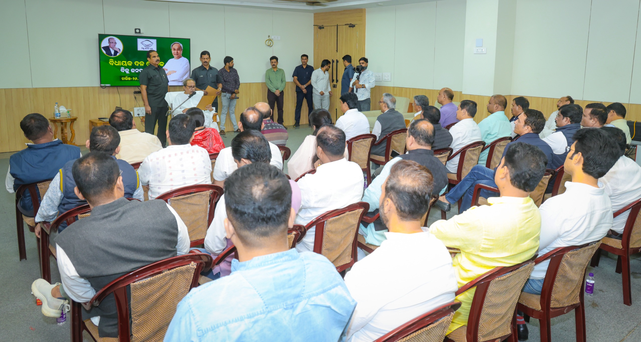 naveen-leads-bjd-legislature-party-meet