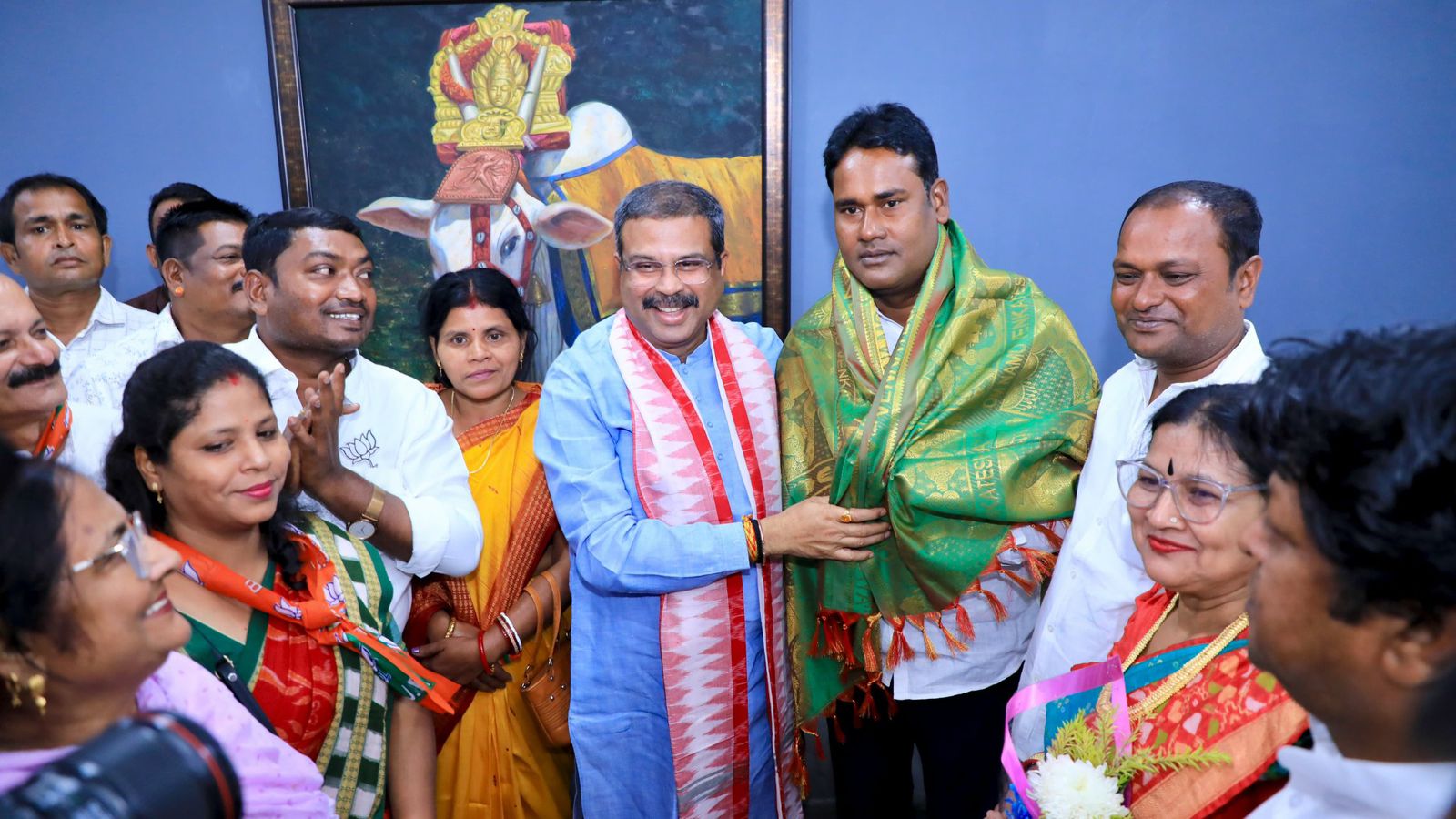 talcher-municipality-chairperson-13-councillors-joins-bjp
