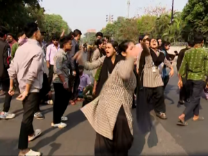 Student Protest: ଉତ୍କଳ ସଙ୍ଗୀତ ମହାବିଦ୍ୟାଳୟ ଛାତ୍ରୀଙ୍କୁ ନିର୍ଯାତନା ଅଭିଯୋଗ
