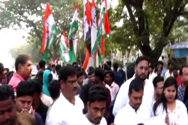 odisha-youth-congress-stages-egg-protest-outside-cm-majhis-residence