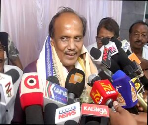 BJD Foundation day: ବିଜେଡି ପ୍ରତିଷ୍ଠା ଦିବସରେ ଦଳୀୟ ନେତାଙ୍କ ଉପରେ ବର୍ଷିଲେ ପ୍ରଭାତ ବିଶ୍ୱାଳ; ପଣ୍ଡିଆନ ଦମ୍ପତିଙ୍କୁ କଲେ ପ୍ରଶଂସା