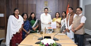 BJD Odisha: ନୀଳଗିରିର ବିଧାୟକଙ୍କ ଦ୍ୱାରା ଲେଖାଶ୍ରୀଙ୍କ ବିରୋଧରେ ଅଶୋଭନୀୟ ମନ୍ତବ୍ୟକୁ ନେଇ ରାଜ୍ୟପାଳଙ୍କୁ ଭେଟିଲେ ବିଜେଡି ଟିମ୍