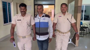 Murder Accused Teacher Arrest: ସ୍କୁଲରେ ପଢ଼ାଉଥିବା ବେଳେ ଶିକ୍ଷକଙ୍କୁ ବାନ୍ଧିଲା ପୋଲିସ; ହତ୍ୟା ମାମଲାରେ ଥିଲେ ମୁଖ୍ୟ ଅଭିଯୁକ୍ତ ଥିଲେ ଶିକ୍ଷକ