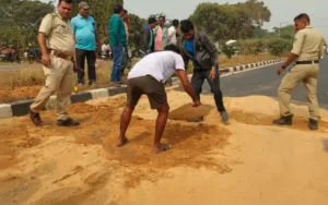 Strict Action Against Sand Spillage on Roads: ରାସ୍ତାରୁ ବାଲି ଅଳିଆ ସଫା ପାଇଁ କଡ଼ା ତାଗିଦ୍‌