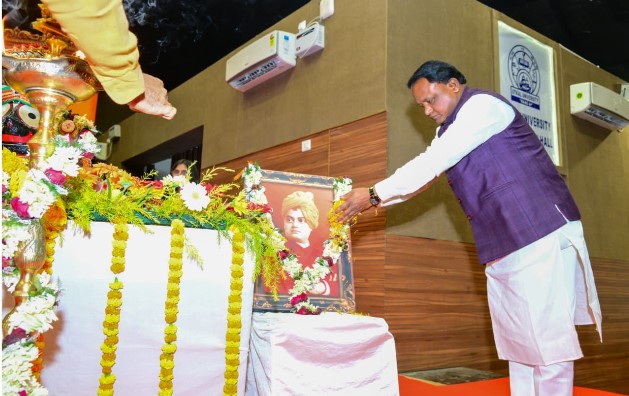 Odisha CM attends National Youth Day celebrations at Utkal University