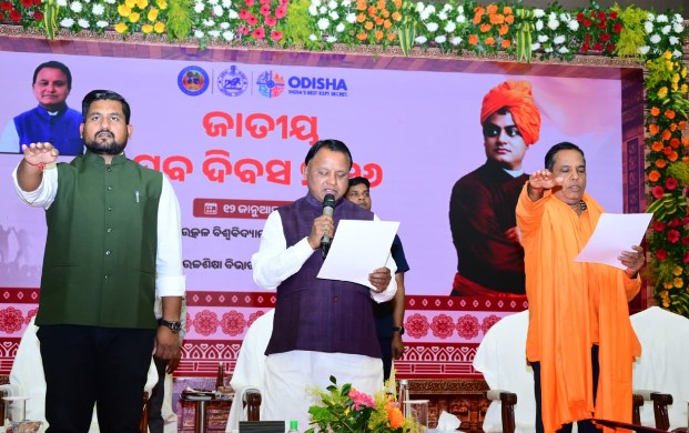 Odisha CM attends National Youth Day celebrations at Utkal University