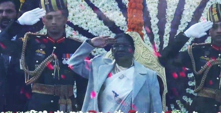 president-droupadi-murmu-unfurls-the-tricolour