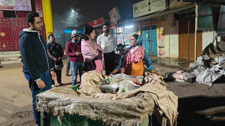 Usha Padhee conducts Late-Night Inspection Of Sanitation Operations In Bhubaneswar