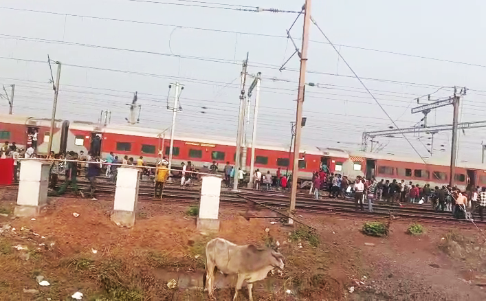 chennai-central-express-derails-in-jajpur-no-casualty-reported