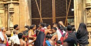 Clash Inside Lingaraj Temple: ଲିଙ୍ଗରାଜ ମନ୍ଦିର ଭିତରେ ୨ ସେବାୟତ ଗୋଷ୍ଠୀ ମୁହାଁମୁହିଁ