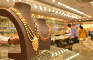 Gold Price Drop: କମିଲା ସୁନା ଦର୍‌; ଆଜି ଦିନକରେ ୨୨ କ୍ୟାରେଟ୍‌ କମିଲା ସାଢ଼େ ୬ ହଜାର