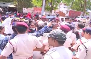 Police–Mid-Day Meal Workers Clash: ରାଜଧାନୀରେ ପାଚିକାଙ୍କ ରଣହୁଙ୍କାର; ମୁଖ୍ୟମନ୍ତ୍ରୀଙ୍କ ବାସଭବନ ଘେରାଉ ଉଦ୍ୟମ