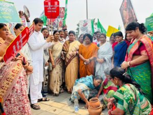 LPG Price Hike: ଏଲପିଜି ଦରବୃଦ୍ଧି ପ୍ରତିବାଦରେ ବିଜେଡିର ବିଶାଳ ବିକ୍ଷୋଭ