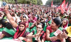Odisha midday meal cooks, helpers protest in Bhubaneswar: ବିଭିନ୍ନ ଦାବି ନେଇ ରାଜରାସ୍ତାରେ ହଜାର ହଜାର ପାଚିକାଙ୍କ ବିକ୍ଷୋଭ