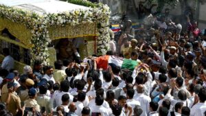 Asha Bhosle Funeral: ପଞ୍ଚଭୂତରେ ବିଲୀନ ହେଲେ ଗାୟିକା ଆଶା ଭୋସ୍‌ଲେ