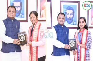 CBSE 10th Topper: ସିବିଏସଇ’ର ଦୁଇ ଟପର୍ ଛାତ୍ରୀ ଟିନା ଓ ଆଲିଶାଙ୍କୁ ଭେଟି ସମ୍ବର୍ଦ୍ଧିତ କଲେ ମୁଖ୍ୟମନ୍ତ୍ରୀ ମୋହନ ମାଝୀ 